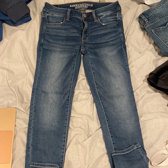 AMERICAN EAGLE JEANS